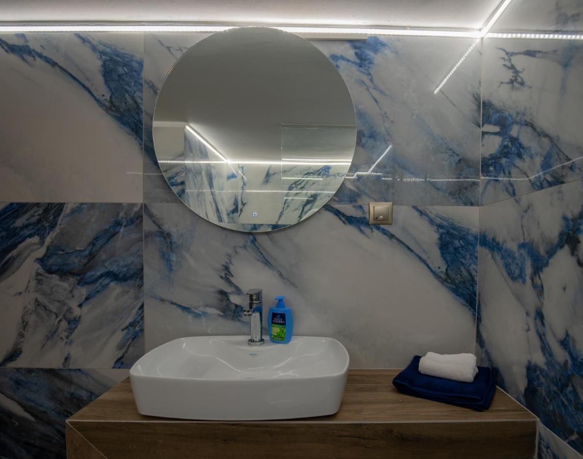Max Blue Apartment, A Stay Like No Other بيرايوس المظهر الخارجي الصورة