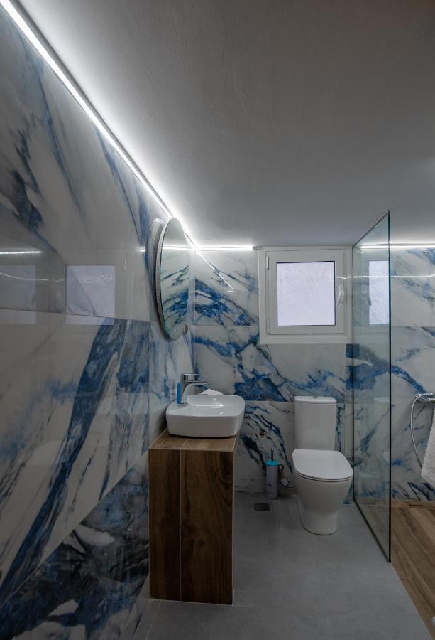 Max Blue Apartment, A Stay Like No Other بيرايوس المظهر الخارجي الصورة